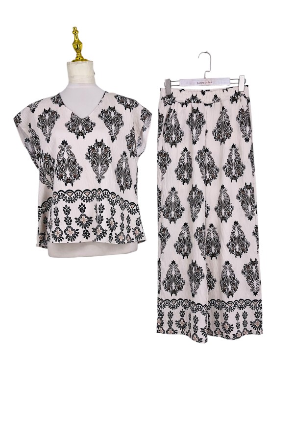 T-shirt and pants set